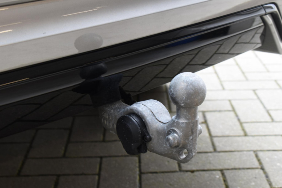 Volvo XC60 T6 350PK Long Range AWD Ultimate Dark / Navigatie / Adaptieve Cruisecontrol / Head Up-Display / Panorama dak / Leder / Elektrische stoelen / 360 Camera / Trekhaak /