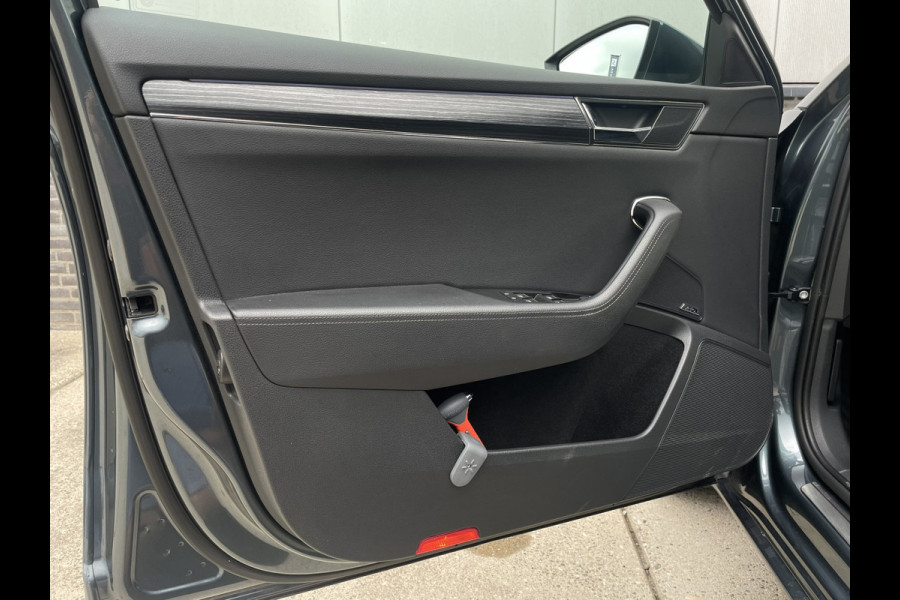 Škoda Superb Combi 1.5 TSI ACT Business Edition | Trekhaak | Camera | Alcantara | Memory | LED | Carplay | Climate