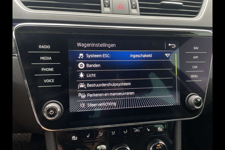 Škoda Superb Combi 1.5 TSI ACT Business Edition | Trekhaak | Camera | Alcantara | Memory | LED | Carplay | Climate