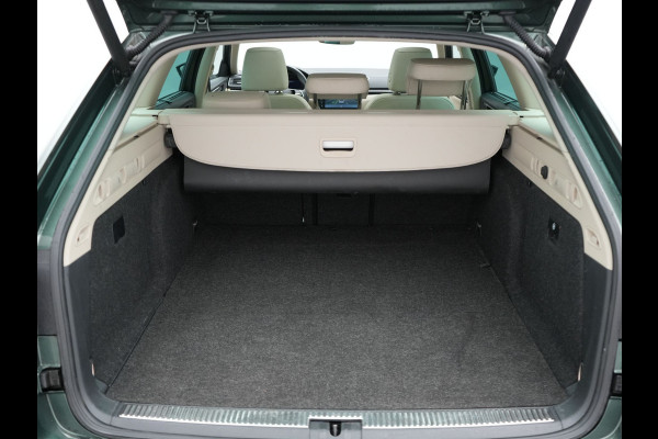 Škoda Superb 1.4 TSI iV Laurin & Klement Plug In Hybrid 218pk Dealer O.H PHEV | Panodak | Adaptive Cruise | Canton Audio | Lederen Sportstoelen Memory | Camera | Crystal LED | Apple Carplay | Lane Assist | Stoelverwarming | Navigatie | DAB |
