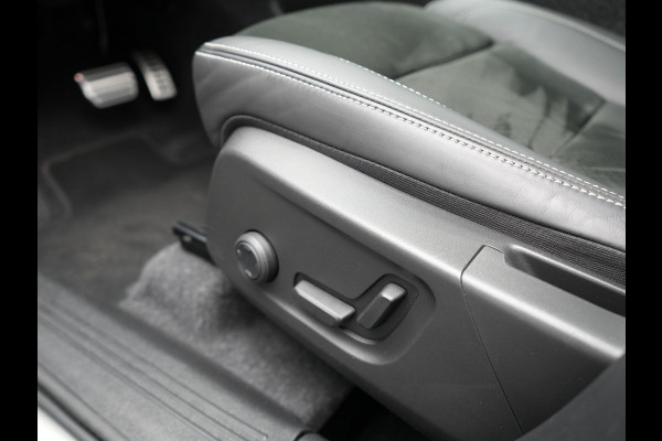 Volvo XC40 T4 Recharge R-Design Plug In hybrid 211pk Dealer O.H PHEV | Panodak | Leder Alcantara Sportstoelen Memory & Verwarmd | Camera | Cruise Control | Apple Carplay | DAB | Virtual |