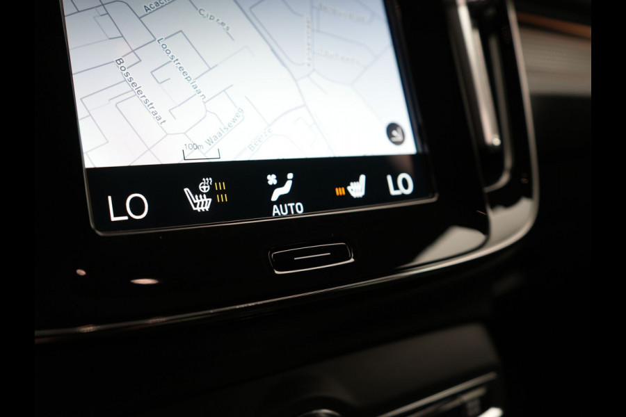 Volvo XC40 T4 Recharge R-Design Plug In hybrid 211pk Dealer O.H PHEV | Panodak | Leder Alcantara Sportstoelen Memory & Verwarmd | Camera | Cruise Control | Apple Carplay | DAB | Virtual |