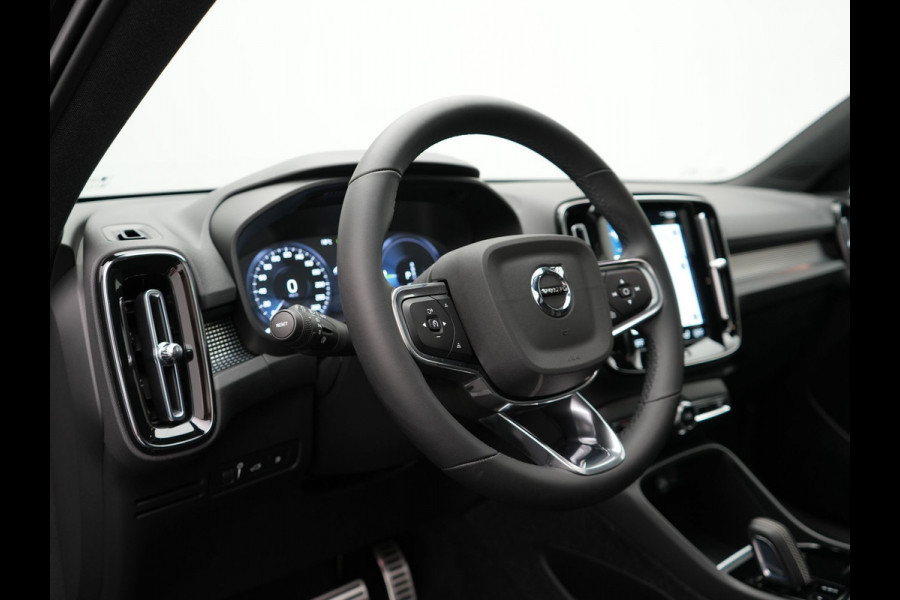 Volvo XC40 T4 Recharge R-Design Plug In hybrid 211pk Dealer O.H PHEV | Panodak | Leder Alcantara Sportstoelen Memory & Verwarmd | Camera | Cruise Control | Apple Carplay | DAB | Virtual |