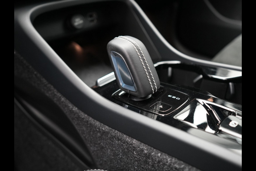 Volvo XC40 T4 Recharge R-Design Plug In hybrid 211pk Dealer O.H PHEV | Panodak | Leder Alcantara Sportstoelen Memory & Verwarmd | Camera | Cruise Control | Apple Carplay | DAB | Virtual |