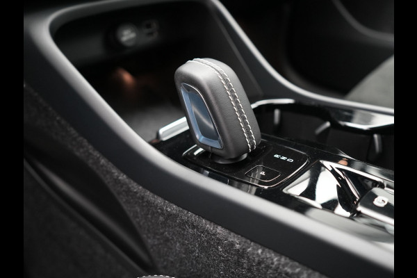 Volvo XC40 T4 Recharge R-Design Plug In hybrid 211pk Dealer O.H PHEV | Panodak | Leder Alcantara Sportstoelen Memory & Verwarmd | Camera | Cruise Control | Apple Carplay | DAB | Virtual |