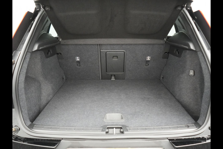 Volvo XC40 T4 Recharge R-Design Plug In hybrid 211pk Dealer O.H PHEV | Panodak | Leder Alcantara Sportstoelen Memory & Verwarmd | Camera | Cruise Control | Apple Carplay | DAB | Virtual |