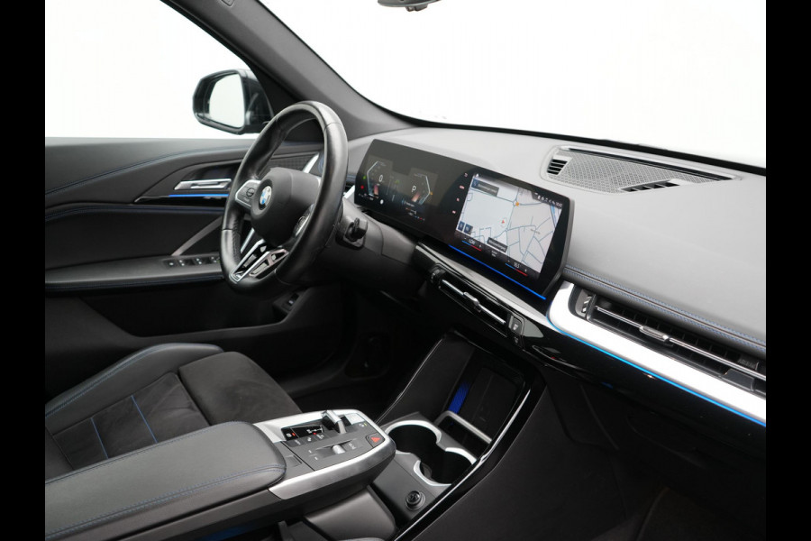 BMW X1 sDrive18i M-Sport Automaat 136pk Dealer O.H. | Trekhaak af Fabriek | Alcantara Sportstoelen Memory & Verwarmd | Camera | Cruise Control | Blis | Park Assist | Apple Carplay | Navigatie | Sfeerverlichting |