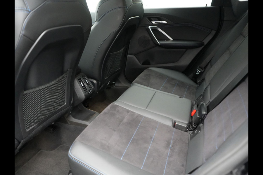 BMW X1 sDrive18i M-Sport Automaat 136pk Dealer O.H. | Trekhaak af Fabriek | Alcantara Sportstoelen Memory & Verwarmd | Camera | Cruise Control | Blis | Park Assist | Apple Carplay | Navigatie | Sfeerverlichting |
