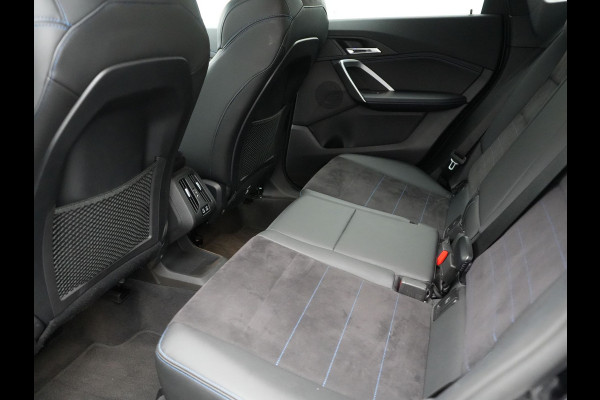 BMW X1 sDrive18i M-Sport Automaat 136pk Dealer O.H. | Trekhaak af Fabriek | Alcantara Sportstoelen Memory & Verwarmd | Camera | Cruise Control | Blis | Park Assist | Apple Carplay | Navigatie | Sfeerverlichting |