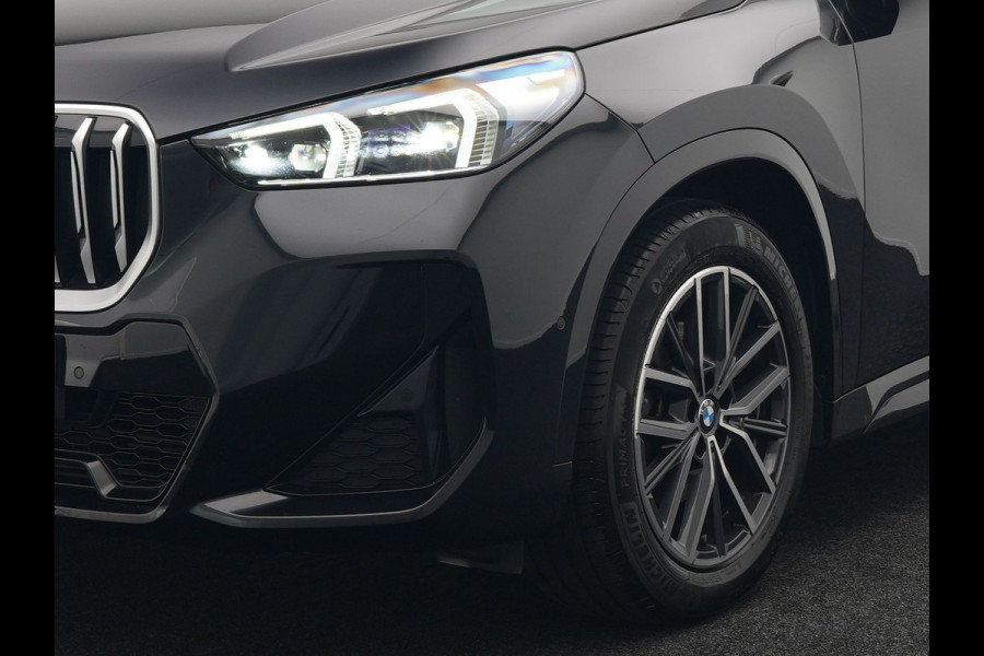 BMW X1 sDrive18i M-Sport Automaat 136pk Dealer O.H. | Trekhaak af Fabriek | Alcantara Sportstoelen Memory & Verwarmd | Camera | Cruise Control | Blis | Park Assist | Apple Carplay | Navigatie | Sfeerverlichting |