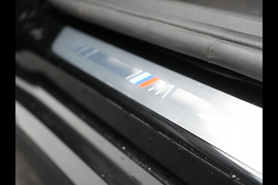BMW X1 sDrive18i M-Sport Automaat 136pk Dealer O.H. | Trekhaak af Fabriek | Alcantara Sportstoelen Memory & Verwarmd | Camera | Cruise Control | Blis | Park Assist | Apple Carplay | Navigatie | Sfeerverlichting |