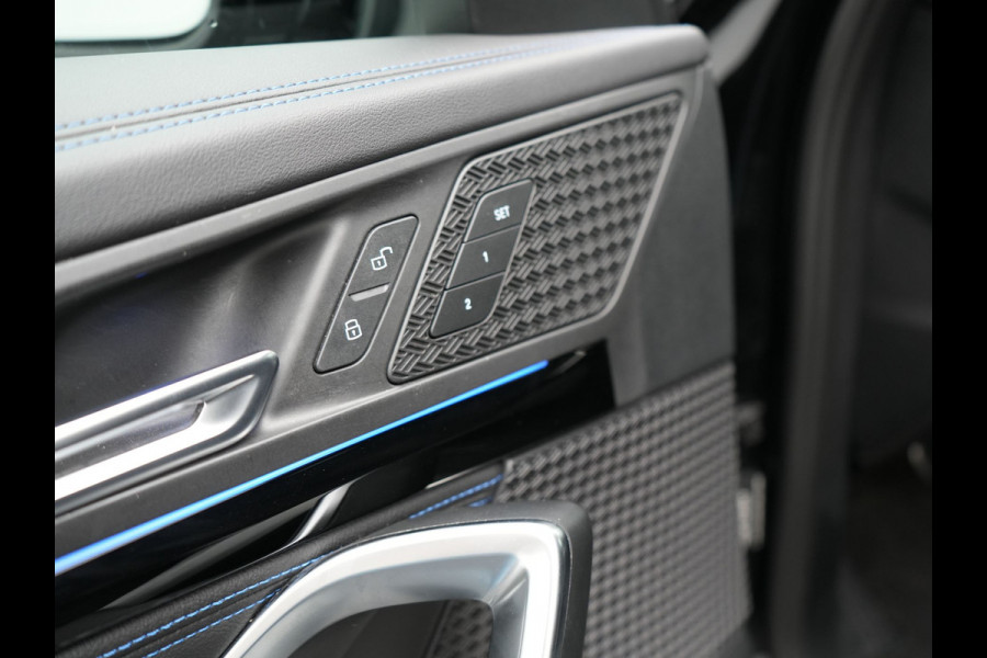 BMW X1 sDrive18i M-Sport Automaat 136pk Dealer O.H. | Trekhaak af Fabriek | Alcantara Sportstoelen Memory & Verwarmd | Camera | Cruise Control | Blis | Park Assist | Apple Carplay | Navigatie | Sfeerverlichting |