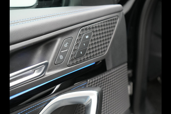 BMW X1 sDrive18i M-Sport Automaat 136pk Dealer O.H. | Trekhaak af Fabriek | Alcantara Sportstoelen Memory & Verwarmd | Camera | Cruise Control | Blis | Park Assist | Apple Carplay | Navigatie | Sfeerverlichting |