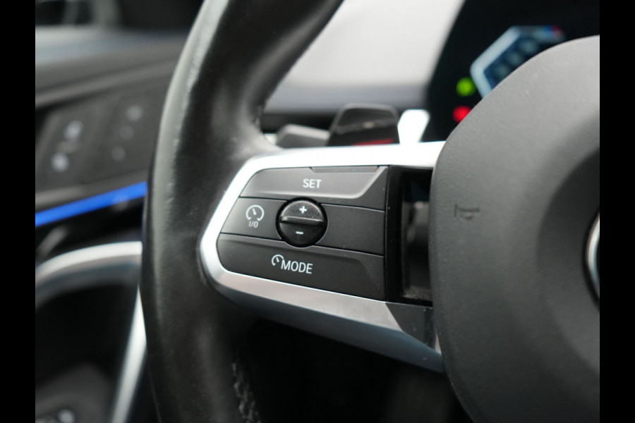 BMW X1 sDrive18i M-Sport Automaat 136pk Dealer O.H. | Trekhaak af Fabriek | Alcantara Sportstoelen Memory & Verwarmd | Camera | Cruise Control | Blis | Park Assist | Apple Carplay | Navigatie | Sfeerverlichting |