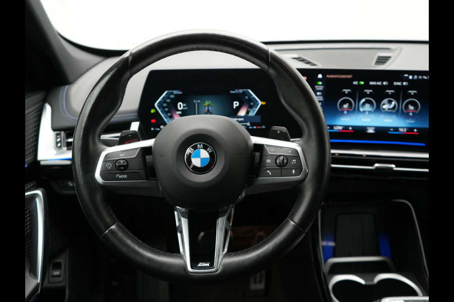BMW X1 sDrive18i M-Sport Automaat 136pk Dealer O.H. | Trekhaak af Fabriek | Alcantara Sportstoelen Memory & Verwarmd | Camera | Cruise Control | Blis | Park Assist | Apple Carplay | Navigatie | Sfeerverlichting |