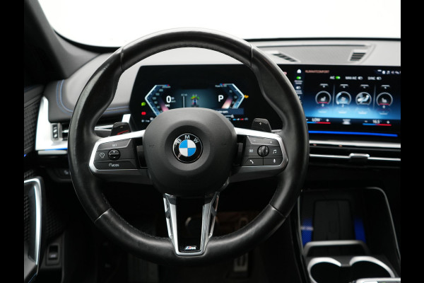 BMW X1 sDrive18i M-Sport Automaat 136pk Dealer O.H. | Trekhaak af Fabriek | Alcantara Sportstoelen Memory & Verwarmd | Camera | Cruise Control | Blis | Park Assist | Apple Carplay | Navigatie | Sfeerverlichting |