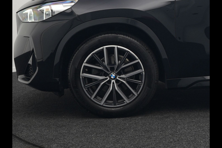 BMW X1 sDrive18i M-Sport Automaat 136pk Dealer O.H. | Trekhaak af Fabriek | Alcantara Sportstoelen Memory & Verwarmd | Camera | Cruise Control | Blis | Park Assist | Apple Carplay | Navigatie | Sfeerverlichting |