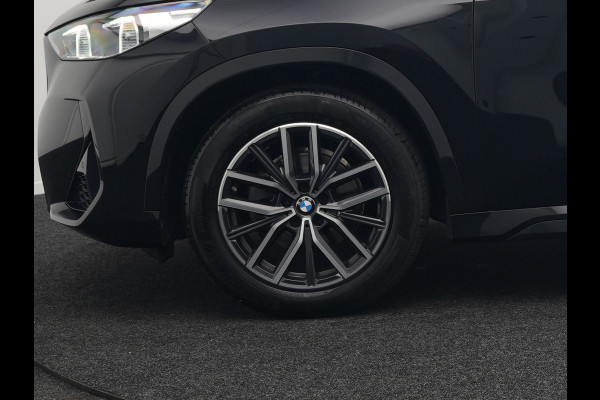 BMW X1 sDrive18i M-Sport Automaat 136pk Dealer O.H. | Trekhaak af Fabriek | Alcantara Sportstoelen Memory & Verwarmd | Camera | Cruise Control | Blis | Park Assist | Apple Carplay | Navigatie | Sfeerverlichting |