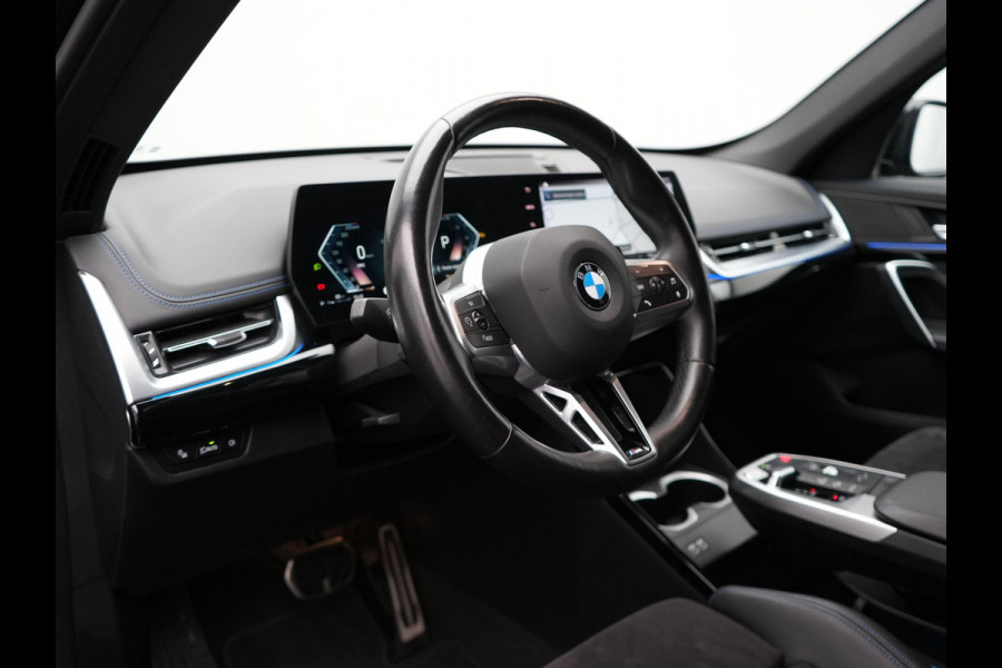 BMW X1 sDrive18i M-Sport Automaat 136pk Dealer O.H. | Trekhaak af Fabriek | Alcantara Sportstoelen Memory & Verwarmd | Camera | Cruise Control | Blis | Park Assist | Apple Carplay | Navigatie | Sfeerverlichting |