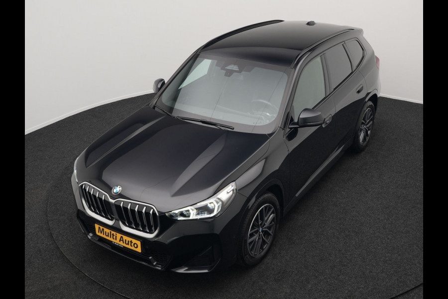 BMW X1 sDrive18i M-Sport Automaat 136pk Dealer O.H. | Trekhaak af Fabriek | Alcantara Sportstoelen Memory & Verwarmd | Camera | Cruise Control | Blis | Park Assist | Apple Carplay | Navigatie | Sfeerverlichting |