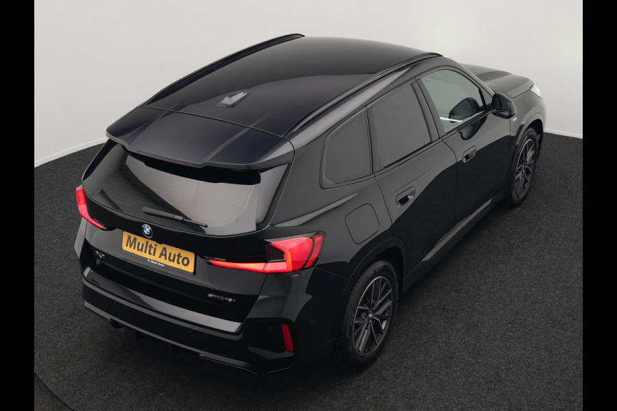 BMW X1 sDrive18i M-Sport Automaat 136pk Dealer O.H. | Trekhaak af Fabriek | Alcantara Sportstoelen Memory & Verwarmd | Camera | Cruise Control | Blis | Park Assist | Apple Carplay | Navigatie | Sfeerverlichting |