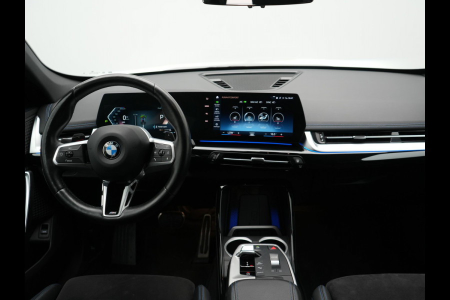 BMW X1 sDrive18i M-Sport Automaat 136pk Dealer O.H. | Trekhaak af Fabriek | Alcantara Sportstoelen Memory & Verwarmd | Camera | Cruise Control | Blis | Park Assist | Apple Carplay | Navigatie | Sfeerverlichting |