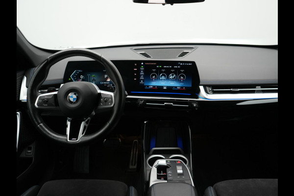 BMW X1 sDrive18i M-Sport Automaat 136pk Dealer O.H. | Trekhaak af Fabriek | Alcantara Sportstoelen Memory & Verwarmd | Camera | Cruise Control | Blis | Park Assist | Apple Carplay | Navigatie | Sfeerverlichting |