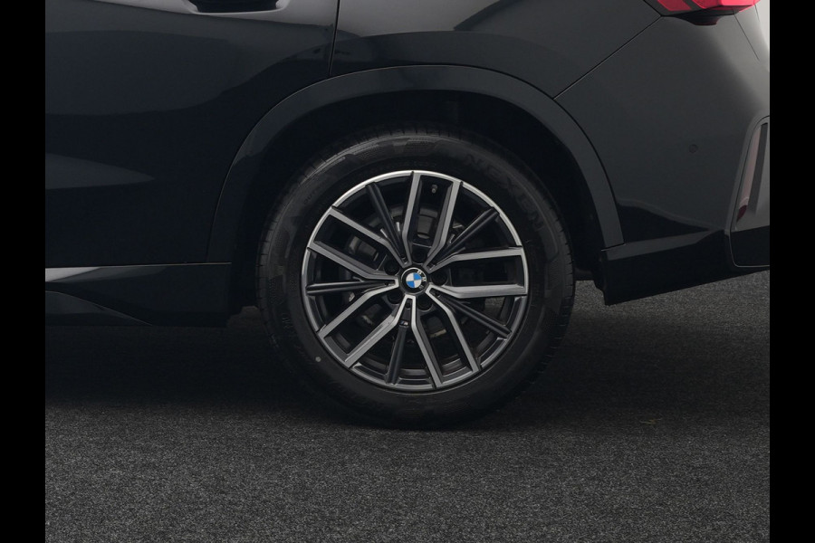 BMW X1 sDrive18i M-Sport Automaat 136pk Dealer O.H. | Trekhaak af Fabriek | Alcantara Sportstoelen Memory & Verwarmd | Camera | Cruise Control | Blis | Park Assist | Apple Carplay | Navigatie | Sfeerverlichting |