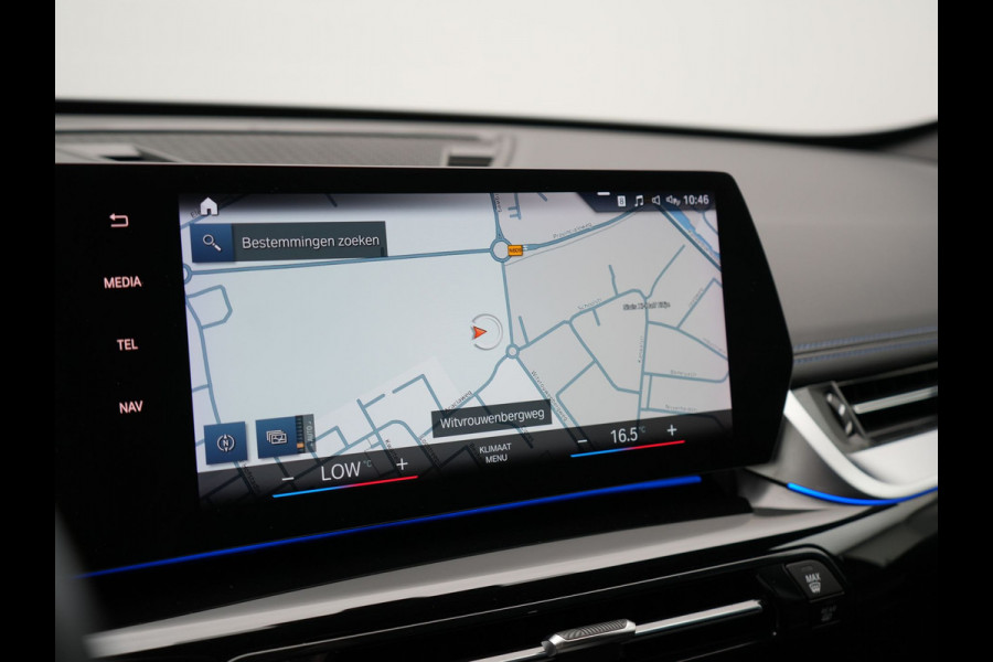BMW X1 sDrive18i M-Sport Automaat 136pk Dealer O.H. | Trekhaak af Fabriek | Alcantara Sportstoelen Memory & Verwarmd | Camera | Cruise Control | Blis | Park Assist | Apple Carplay | Navigatie | Sfeerverlichting |