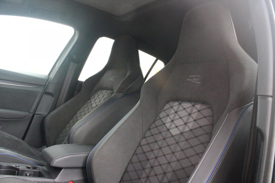 Volkswagen Golf 1.5 eTSI 150PK AUTOMAAT R-LINE EDITION 8.5! | NIEUW MODEL! | PANORAMISCH SCHUIF/KANTEL DAK | LICHTMETALEN VELGEN 18" "YORK" | 360˚ CAMERA | 3-ZONE AIRCONDITIONING INCL. AIRCARE | RIJASSISTENT PAKKET O.A. ADAPTIVE CRUISE CONTROL, LANE ASSIST, DODEHOEK DETECTIE | NAVIGATIE | HEAD UP DISPLAY | STOEL/STUUR VERWARMING | DESIGN PAKKET BLACK STYLE MET LED MATRIX KOPLAMPEN |