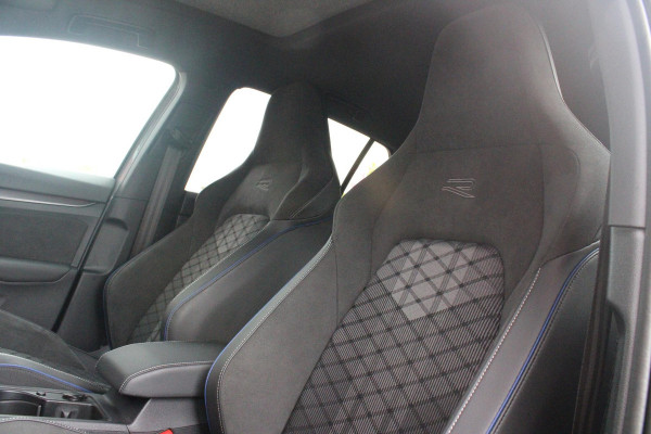 Volkswagen Golf 1.5 eTSI 150PK AUTOMAAT R-LINE EDITION 8.5! | NIEUW MODEL! | PANORAMISCH SCHUIF/KANTEL DAK | LICHTMETALEN VELGEN 18" "YORK" | 360˚ CAMERA | 3-ZONE AIRCONDITIONING INCL. AIRCARE | RIJASSISTENT PAKKET O.A. ADAPTIVE CRUISE CONTROL, LANE ASSIST, DODEHOEK DETECTIE | NAVIGATIE | HEAD UP DISPLAY | STOEL/STUUR VERWARMING | DESIGN PAKKET BLACK STYLE MET LED MATRIX KOPLAMPEN |