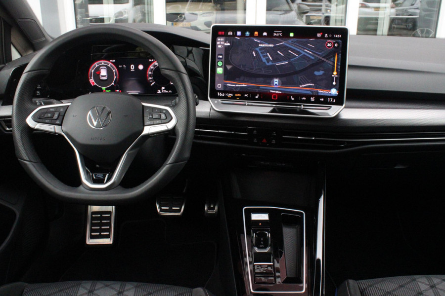 Volkswagen Golf 1.5 eTSI 150PK AUTOMAAT R-LINE EDITION 8.5! | NIEUW MODEL! | PANORAMISCH SCHUIF/KANTEL DAK | LICHTMETALEN VELGEN 18" "YORK" | 360˚ CAMERA | 3-ZONE AIRCONDITIONING INCL. AIRCARE | RIJASSISTENT PAKKET O.A. ADAPTIVE CRUISE CONTROL, LANE ASSIST, DODEHOEK DETECTIE | NAVIGATIE | HEAD UP DISPLAY | STOEL/STUUR VERWARMING | DESIGN PAKKET BLACK STYLE MET LED MATRIX KOPLAMPEN |