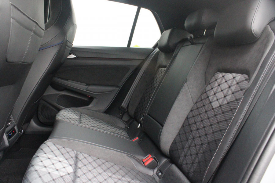 Volkswagen Golf 1.5 eTSI 150PK AUTOMAAT R-LINE EDITION 8.5! | NIEUW MODEL! | PANORAMISCH SCHUIF/KANTEL DAK | LICHTMETALEN VELGEN 18" "YORK" | 360˚ CAMERA | 3-ZONE AIRCONDITIONING INCL. AIRCARE | RIJASSISTENT PAKKET O.A. ADAPTIVE CRUISE CONTROL, LANE ASSIST, DODEHOEK DETECTIE | NAVIGATIE | HEAD UP DISPLAY | STOEL/STUUR VERWARMING | DESIGN PAKKET BLACK STYLE MET LED MATRIX KOPLAMPEN |