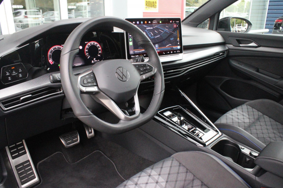 Volkswagen Golf 1.5 eTSI 150PK AUTOMAAT R-LINE EDITION 8.5! | NIEUW MODEL! | PANORAMISCH SCHUIF/KANTEL DAK | LICHTMETALEN VELGEN 18" "YORK" | 360˚ CAMERA | 3-ZONE AIRCONDITIONING INCL. AIRCARE | RIJASSISTENT PAKKET O.A. ADAPTIVE CRUISE CONTROL, LANE ASSIST, DODEHOEK DETECTIE | NAVIGATIE | HEAD UP DISPLAY | STOEL/STUUR VERWARMING | DESIGN PAKKET BLACK STYLE MET LED MATRIX KOPLAMPEN |