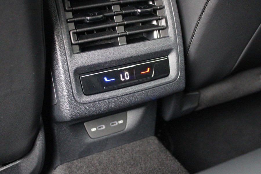 Volkswagen Golf 1.5 eTSI 150PK AUTOMAAT R-LINE EDITION 8.5! | NIEUW MODEL! | PANORAMISCH SCHUIF/KANTEL DAK | LICHTMETALEN VELGEN 18" "YORK" | 360˚ CAMERA | 3-ZONE AIRCONDITIONING INCL. AIRCARE | RIJASSISTENT PAKKET O.A. ADAPTIVE CRUISE CONTROL, LANE ASSIST, DODEHOEK DETECTIE | NAVIGATIE | HEAD UP DISPLAY | STOEL/STUUR VERWARMING | DESIGN PAKKET BLACK STYLE MET LED MATRIX KOPLAMPEN |