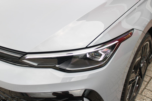 Volkswagen Golf 1.5 eTSI 150PK AUTOMAAT R-LINE EDITION 8.5! | NIEUW MODEL! | PANORAMISCH SCHUIF/KANTEL DAK | LICHTMETALEN VELGEN 18" "YORK" | 360˚ CAMERA | 3-ZONE AIRCONDITIONING INCL. AIRCARE | RIJASSISTENT PAKKET O.A. ADAPTIVE CRUISE CONTROL, LANE ASSIST, DODEHOEK DETECTIE | NAVIGATIE | HEAD UP DISPLAY | STOEL/STUUR VERWARMING | DESIGN PAKKET BLACK STYLE MET LED MATRIX KOPLAMPEN |