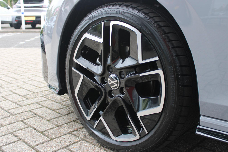 Volkswagen Golf 1.5 eTSI 150PK AUTOMAAT R-LINE EDITION 8.5! | NIEUW MODEL! | PANORAMISCH SCHUIF/KANTEL DAK | LICHTMETALEN VELGEN 18" "YORK" | 360˚ CAMERA | 3-ZONE AIRCONDITIONING INCL. AIRCARE | RIJASSISTENT PAKKET O.A. ADAPTIVE CRUISE CONTROL, LANE ASSIST, DODEHOEK DETECTIE | NAVIGATIE | HEAD UP DISPLAY | STOEL/STUUR VERWARMING | DESIGN PAKKET BLACK STYLE MET LED MATRIX KOPLAMPEN |