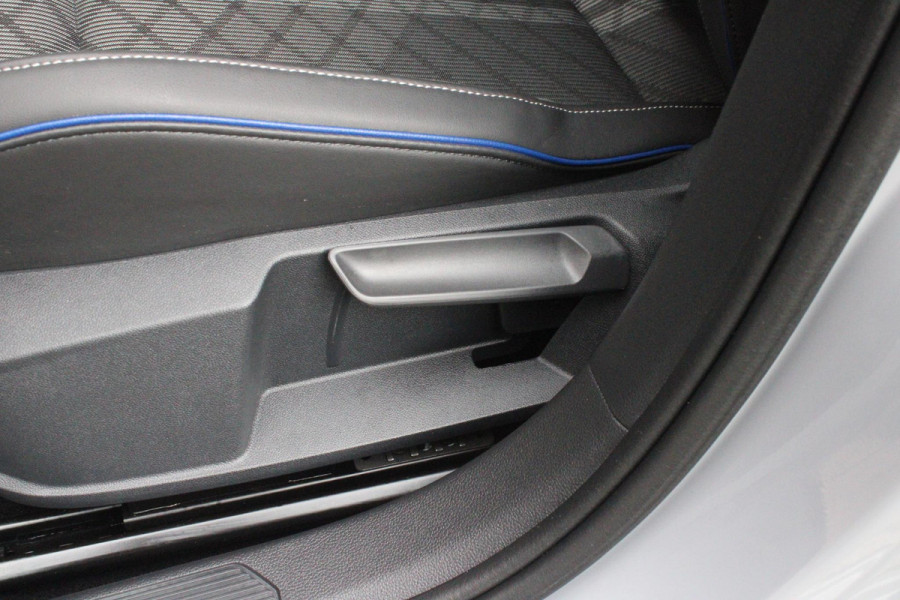 Volkswagen Golf 1.5 eTSI 150PK AUTOMAAT R-LINE EDITION 8.5! | NIEUW MODEL! | PANORAMISCH SCHUIF/KANTEL DAK | LICHTMETALEN VELGEN 18" "YORK" | 360˚ CAMERA | 3-ZONE AIRCONDITIONING INCL. AIRCARE | RIJASSISTENT PAKKET O.A. ADAPTIVE CRUISE CONTROL, LANE ASSIST, DODEHOEK DETECTIE | NAVIGATIE | HEAD UP DISPLAY | STOEL/STUUR VERWARMING | DESIGN PAKKET BLACK STYLE MET LED MATRIX KOPLAMPEN |