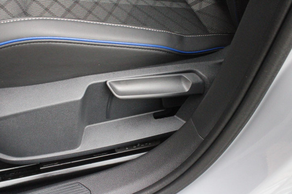 Volkswagen Golf 1.5 eTSI 150PK AUTOMAAT R-LINE EDITION 8.5! | NIEUW MODEL! | PANORAMISCH SCHUIF/KANTEL DAK | LICHTMETALEN VELGEN 18" "YORK" | 360˚ CAMERA | 3-ZONE AIRCONDITIONING INCL. AIRCARE | RIJASSISTENT PAKKET O.A. ADAPTIVE CRUISE CONTROL, LANE ASSIST, DODEHOEK DETECTIE | NAVIGATIE | HEAD UP DISPLAY | STOEL/STUUR VERWARMING | DESIGN PAKKET BLACK STYLE MET LED MATRIX KOPLAMPEN |