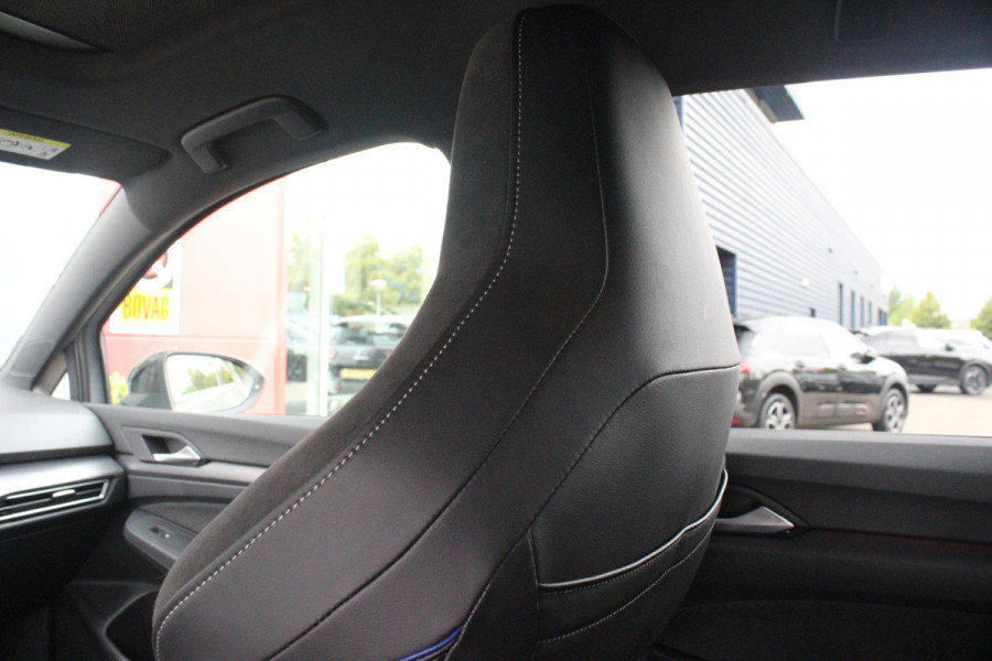 Volkswagen Golf 1.5 eTSI 150PK AUTOMAAT R-LINE EDITION 8.5! | NIEUW MODEL! | PANORAMISCH SCHUIF/KANTEL DAK | LICHTMETALEN VELGEN 18" "YORK" | 360˚ CAMERA | 3-ZONE AIRCONDITIONING INCL. AIRCARE | RIJASSISTENT PAKKET O.A. ADAPTIVE CRUISE CONTROL, LANE ASSIST, DODEHOEK DETECTIE | NAVIGATIE | HEAD UP DISPLAY | STOEL/STUUR VERWARMING | DESIGN PAKKET BLACK STYLE MET LED MATRIX KOPLAMPEN |