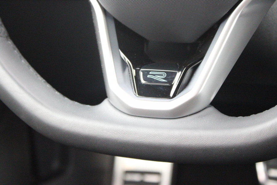Volkswagen Golf 1.5 eTSI 150PK AUTOMAAT R-LINE EDITION 8.5! | NIEUW MODEL! | PANORAMISCH SCHUIF/KANTEL DAK | LICHTMETALEN VELGEN 18" "YORK" | 360˚ CAMERA | 3-ZONE AIRCONDITIONING INCL. AIRCARE | RIJASSISTENT PAKKET O.A. ADAPTIVE CRUISE CONTROL, LANE ASSIST, DODEHOEK DETECTIE | NAVIGATIE | HEAD UP DISPLAY | STOEL/STUUR VERWARMING | DESIGN PAKKET BLACK STYLE MET LED MATRIX KOPLAMPEN |