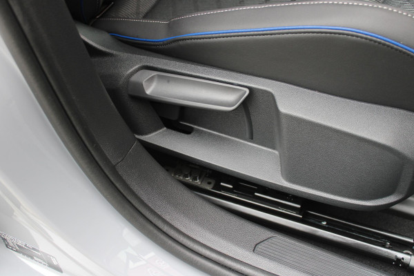 Volkswagen Golf 1.5 eTSI 150PK AUTOMAAT R-LINE EDITION 8.5! | NIEUW MODEL! | PANORAMISCH SCHUIF/KANTEL DAK | LICHTMETALEN VELGEN 18" "YORK" | 360˚ CAMERA | 3-ZONE AIRCONDITIONING INCL. AIRCARE | RIJASSISTENT PAKKET O.A. ADAPTIVE CRUISE CONTROL, LANE ASSIST, DODEHOEK DETECTIE | NAVIGATIE | HEAD UP DISPLAY | STOEL/STUUR VERWARMING | DESIGN PAKKET BLACK STYLE MET LED MATRIX KOPLAMPEN |