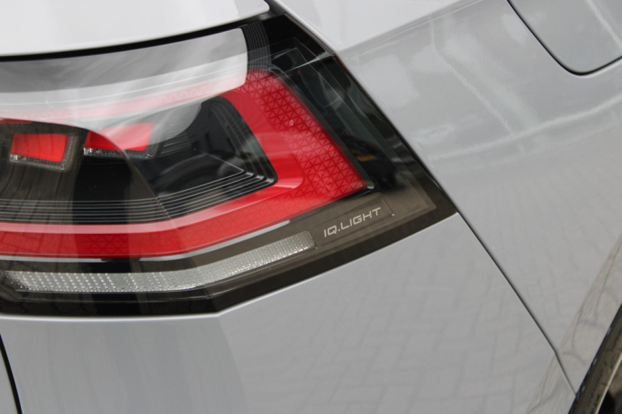 Volkswagen Golf 1.5 eTSI 150PK AUTOMAAT R-LINE EDITION 8.5! | NIEUW MODEL! | PANORAMISCH SCHUIF/KANTEL DAK | LICHTMETALEN VELGEN 18" "YORK" | 360˚ CAMERA | 3-ZONE AIRCONDITIONING INCL. AIRCARE | RIJASSISTENT PAKKET O.A. ADAPTIVE CRUISE CONTROL, LANE ASSIST, DODEHOEK DETECTIE | NAVIGATIE | HEAD UP DISPLAY | STOEL/STUUR VERWARMING | DESIGN PAKKET BLACK STYLE MET LED MATRIX KOPLAMPEN |