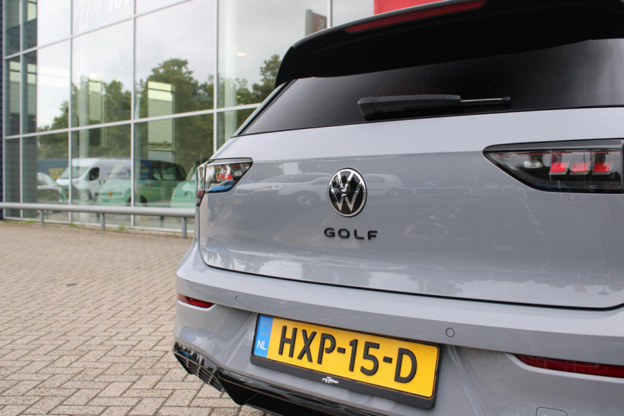 Volkswagen Golf 1.5 eTSI 150PK AUTOMAAT R-LINE EDITION 8.5! | NIEUW MODEL! | PANORAMISCH SCHUIF/KANTEL DAK | LICHTMETALEN VELGEN 18" "YORK" | 360˚ CAMERA | 3-ZONE AIRCONDITIONING INCL. AIRCARE | RIJASSISTENT PAKKET O.A. ADAPTIVE CRUISE CONTROL, LANE ASSIST, DODEHOEK DETECTIE | NAVIGATIE | HEAD UP DISPLAY | STOEL/STUUR VERWARMING | DESIGN PAKKET BLACK STYLE MET LED MATRIX KOPLAMPEN |