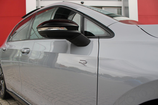 Volkswagen Golf 1.5 eTSI 150PK AUTOMAAT R-LINE EDITION 8.5! | NIEUW MODEL! | PANORAMISCH SCHUIF/KANTEL DAK | LICHTMETALEN VELGEN 18" "YORK" | 360˚ CAMERA | 3-ZONE AIRCONDITIONING INCL. AIRCARE | RIJASSISTENT PAKKET O.A. ADAPTIVE CRUISE CONTROL, LANE ASSIST, DODEHOEK DETECTIE | NAVIGATIE | HEAD UP DISPLAY | STOEL/STUUR VERWARMING | DESIGN PAKKET BLACK STYLE MET LED MATRIX KOPLAMPEN |