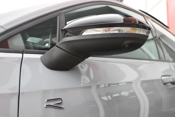 Volkswagen Golf 1.5 eTSI 150PK AUTOMAAT R-LINE EDITION 8.5! | NIEUW MODEL! | PANORAMISCH SCHUIF/KANTEL DAK | LICHTMETALEN VELGEN 18" "YORK" | 360˚ CAMERA | 3-ZONE AIRCONDITIONING INCL. AIRCARE | RIJASSISTENT PAKKET O.A. ADAPTIVE CRUISE CONTROL, LANE ASSIST, DODEHOEK DETECTIE | NAVIGATIE | HEAD UP DISPLAY | STOEL/STUUR VERWARMING | DESIGN PAKKET BLACK STYLE MET LED MATRIX KOPLAMPEN |
