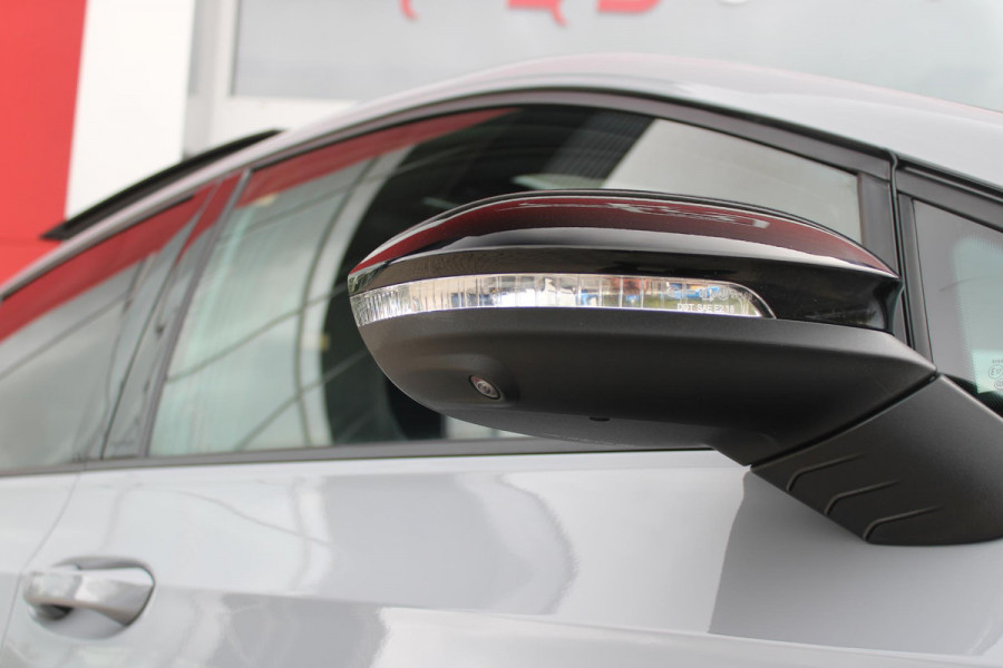 Volkswagen Golf 1.5 eTSI 150PK AUTOMAAT R-LINE EDITION 8.5! | NIEUW MODEL! | PANORAMISCH SCHUIF/KANTEL DAK | LICHTMETALEN VELGEN 18" "YORK" | 360˚ CAMERA | 3-ZONE AIRCONDITIONING INCL. AIRCARE | RIJASSISTENT PAKKET O.A. ADAPTIVE CRUISE CONTROL, LANE ASSIST, DODEHOEK DETECTIE | NAVIGATIE | HEAD UP DISPLAY | STOEL/STUUR VERWARMING | DESIGN PAKKET BLACK STYLE MET LED MATRIX KOPLAMPEN |