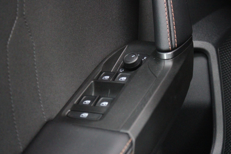 CUPRA Leon 1.5 eTSI 150PK BUSINESS EDITION | NIEUW MODEL! | LED MATRIX KOPLAMPEN | DRAADLOZE APPLE CARPLAY/ANDROID AUTO | NAVIGATIE | ACHTERUITRIJ CAMERA | 18" LICHTMETALEN VELGEN "GARBI" | DRAADLOZE TELEFOONLADER | STOEL/STUUR VERWARMING |  12,9" INFORTAINMENT SYSTEM | ZWARTE HEMELBEKLEDING | E-SOUND GELUIDSSIMULATOR | CLIMATE CONTROL VOOR EN ACHTERIN | SPORT STOELEN | SFEER VERLICHTING | DYNAMISCHE VERLICHTING | ADAPTIVE CRUISE CONTROL | KEYLESS ENTRY/START |