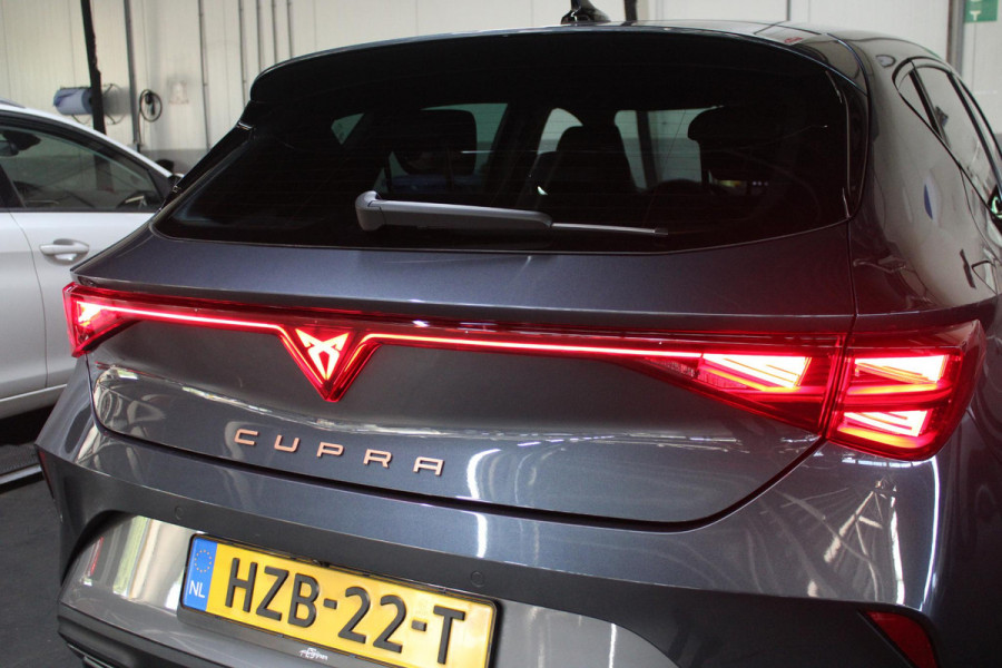 CUPRA Leon 1.5 eTSI 150PK BUSINESS EDITION | NIEUW MODEL! | LED MATRIX KOPLAMPEN | DRAADLOZE APPLE CARPLAY/ANDROID AUTO | NAVIGATIE | ACHTERUITRIJ CAMERA | 18" LICHTMETALEN VELGEN "GARBI" | DRAADLOZE TELEFOONLADER | STOEL/STUUR VERWARMING |  12,9" INFORTAINMENT SYSTEM | ZWARTE HEMELBEKLEDING | E-SOUND GELUIDSSIMULATOR | CLIMATE CONTROL VOOR EN ACHTERIN | SPORT STOELEN | SFEER VERLICHTING | DYNAMISCHE VERLICHTING | ADAPTIVE CRUISE CONTROL | KEYLESS ENTRY/START |