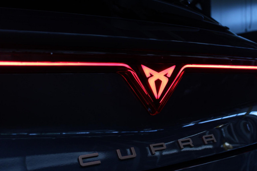 CUPRA Leon 1.5 eTSI 150PK BUSINESS EDITION | NIEUW MODEL! | LED MATRIX KOPLAMPEN | DRAADLOZE APPLE CARPLAY/ANDROID AUTO | NAVIGATIE | ACHTERUITRIJ CAMERA | 18" LICHTMETALEN VELGEN "GARBI" | DRAADLOZE TELEFOONLADER | STOEL/STUUR VERWARMING |  12,9" INFORTAINMENT SYSTEM | ZWARTE HEMELBEKLEDING | E-SOUND GELUIDSSIMULATOR | CLIMATE CONTROL VOOR EN ACHTERIN | SPORT STOELEN | SFEER VERLICHTING | DYNAMISCHE VERLICHTING | ADAPTIVE CRUISE CONTROL | KEYLESS ENTRY/START |